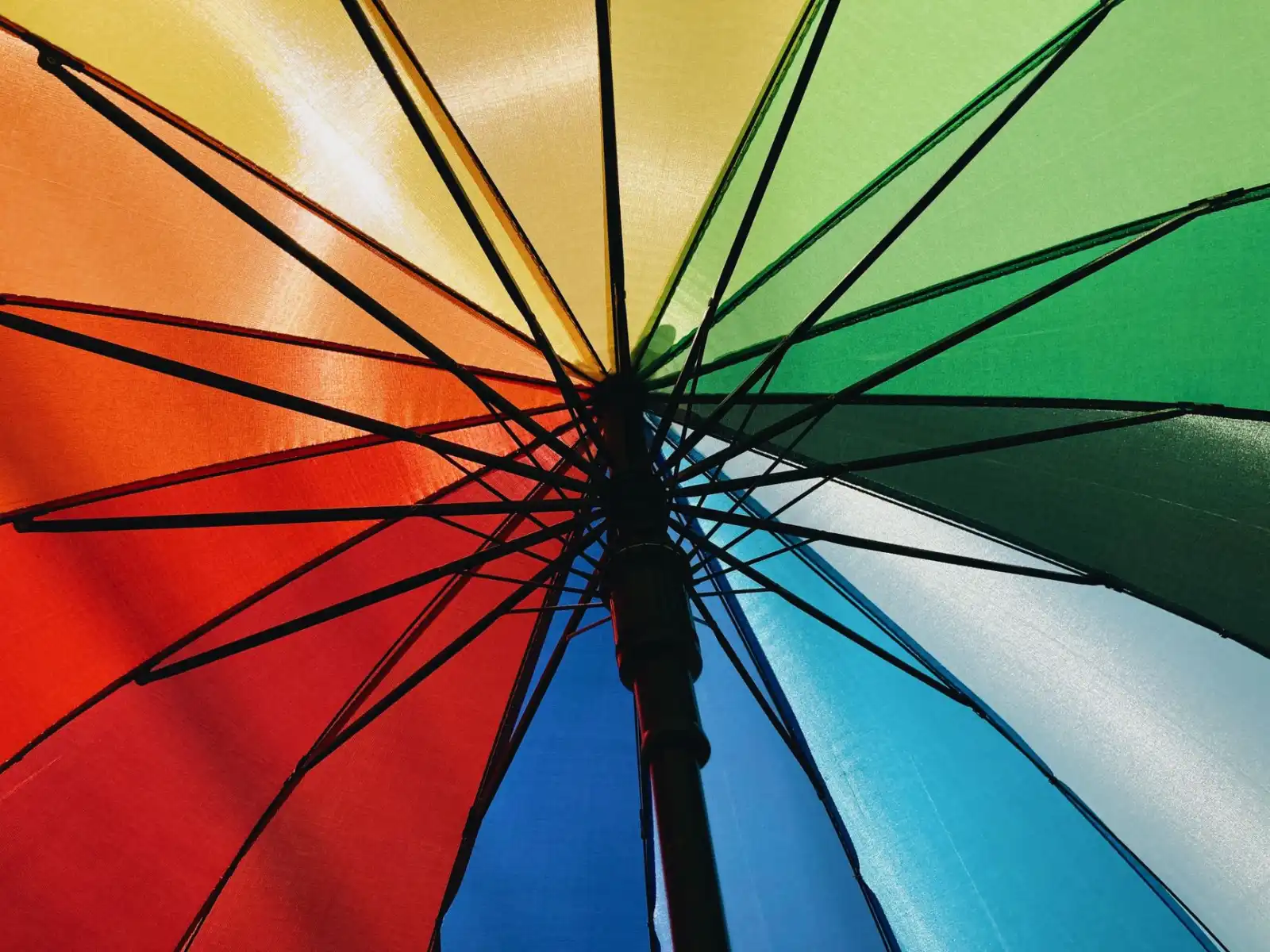 塑料收纳箱与储物柜材质对比：如何为家庭与租房场景选择合适的收纳方案正文配图 1