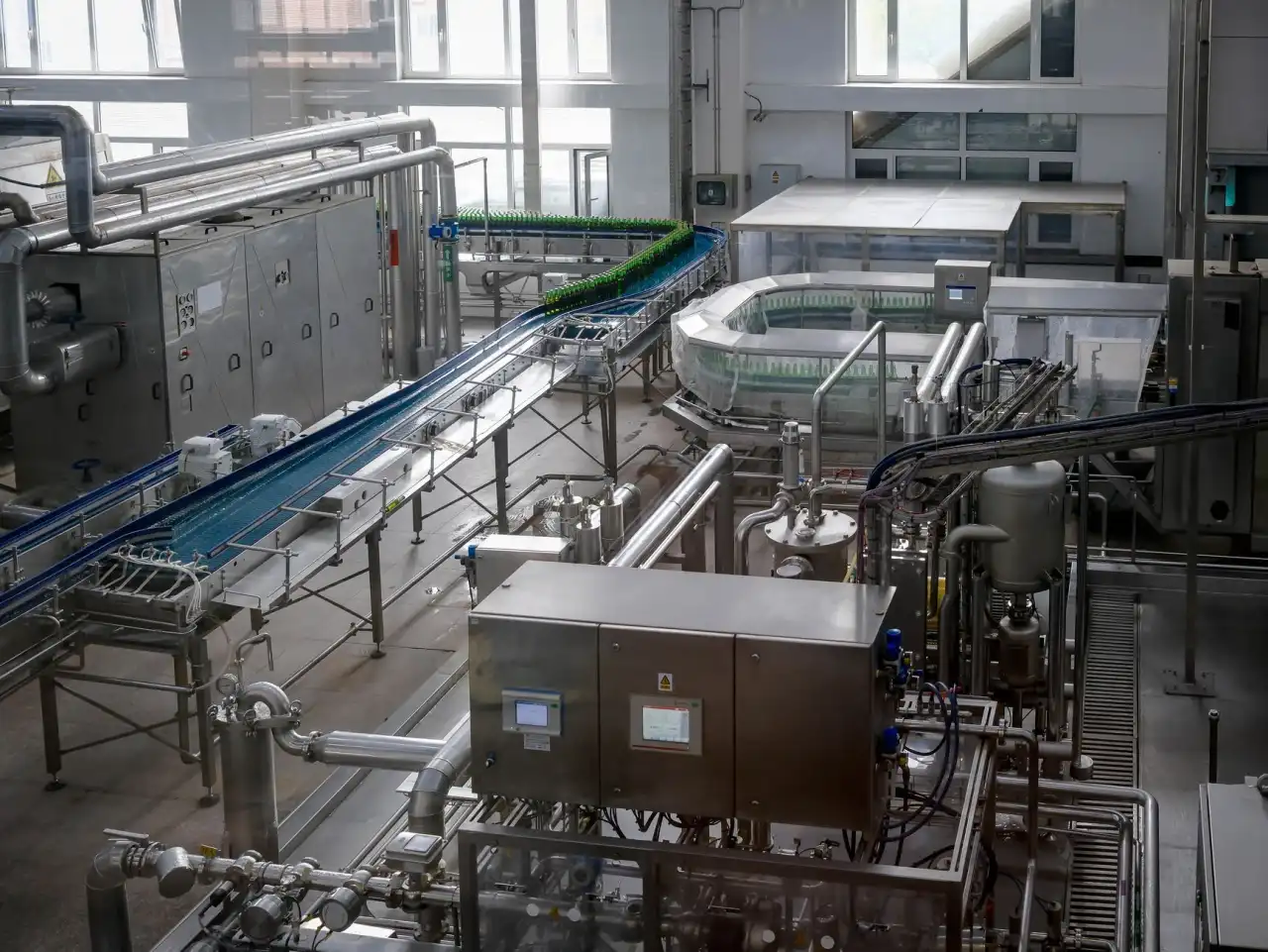 塑料收纳箱与储物柜材质对比：注塑工艺与承重性能的行业解析正文配图 1